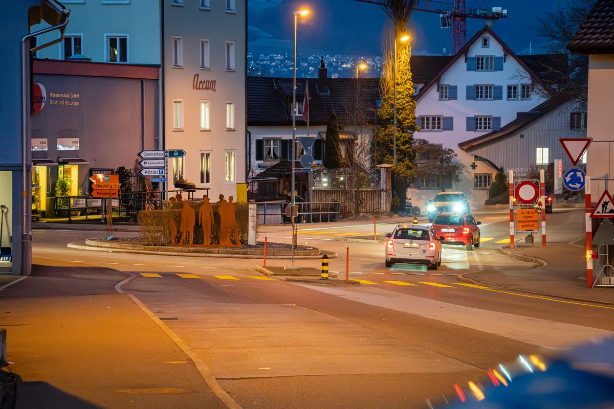 Für einen Baubeginn an einem Montagmorgen gestaltete sich der Verkehr in und um Gossau doch verhältnismässig ruhig. Zu Staus kam es nicht. Ein Kreisel und Fahrzeuge in den frühen Morgenstunden.